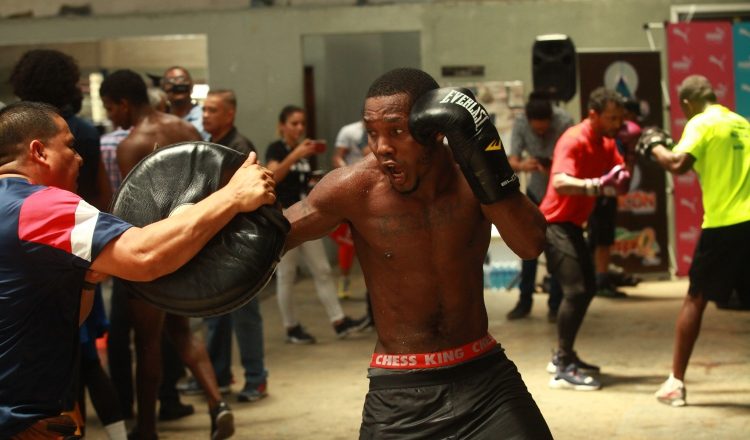 Alberto "Metralleta" Mosquera entrena en Curundú. Anayansi Gamez<