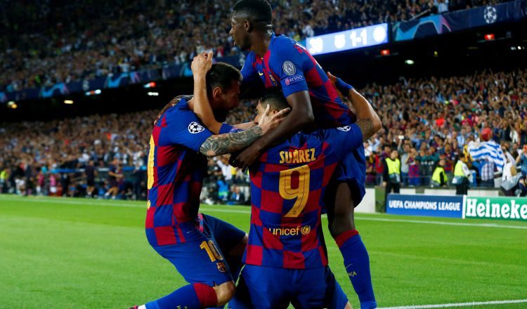 Jugadores del Barcelona festejan.