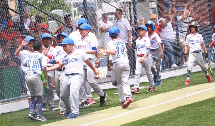 Los jugadores de Panamá Metro B celebran una de sus anotaciones ante Panamá Metro A. Foto Anayansi Gamez