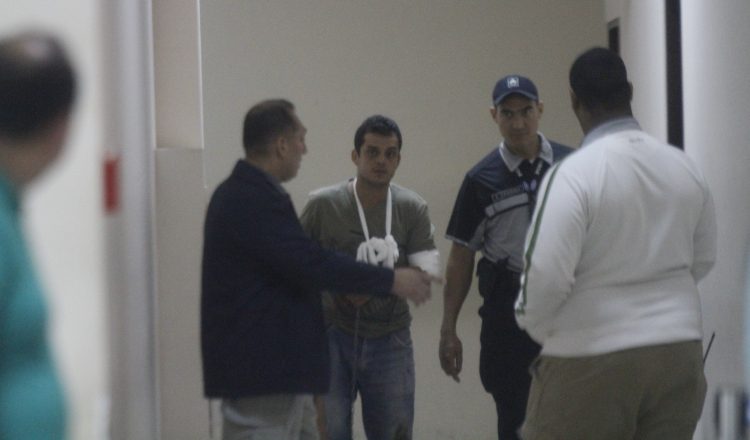 El imputado acudió al Sistema Penal Acusatorio con una venda en el brazo. Foto Edward Santos