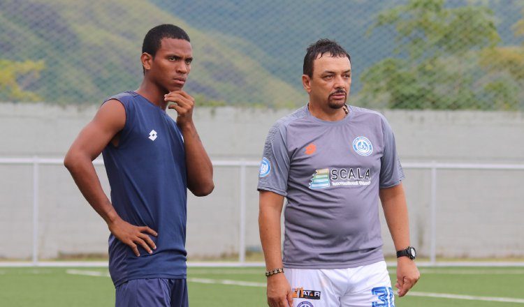 Richard Parra (d) fue anunciado ayer. Foto @CDUniversitario