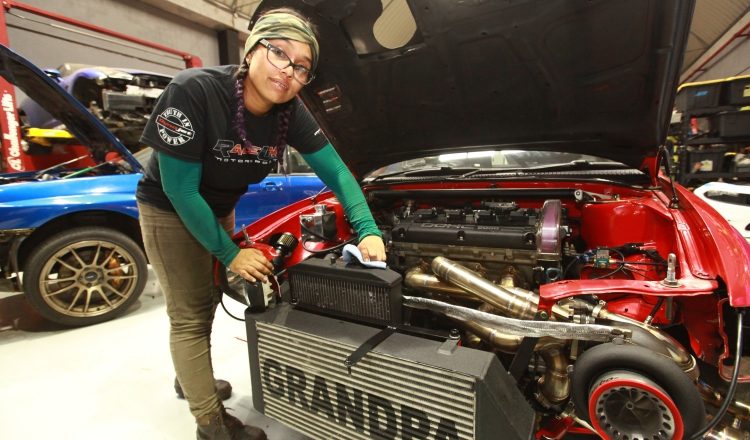 Gelen Jaén está empezando en la mecánica "racing".