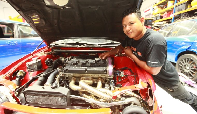 Jonás Castillo, de 29 años, tiene amplia experiencia en la mecánica "racing". Anayansi Gamez