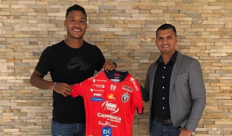 Jorman Aguilar con la camiseta de su nuevo equipo. Foto:CAI
