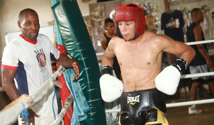 Juan Mosquera (izq.) da algunas instrucciones a William Vargas. Anayansi Gamez