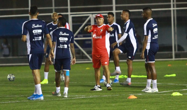 Américo ´Tolo´ Gallego da algunas instrucciones en los entrenamientos: Foto:Anayansi Gamez