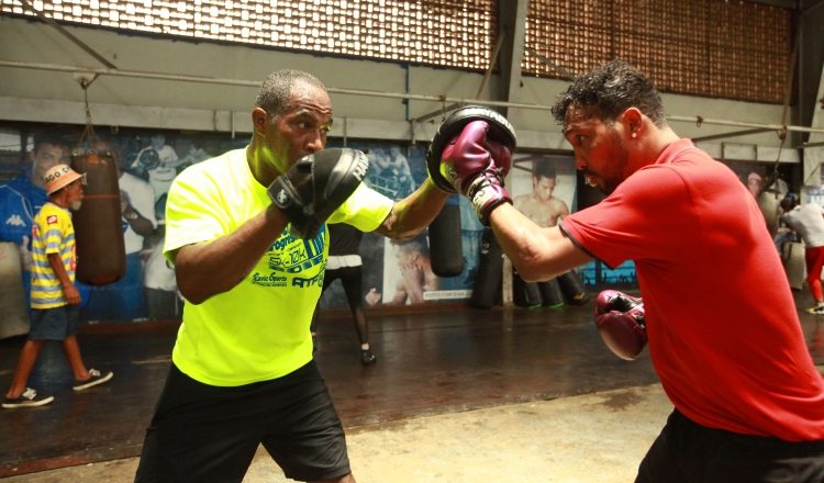 Anselmo "Chemito" Moreno (der.) en los entrenamientos con miras a su combate. Foto: Anayansi Gamez