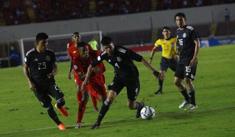 Gabriel 'Gaby' Torres es marcado por los mexicanos Edson Álvarez (4) y Jesús Gallardo (23). Anayansi Gamez