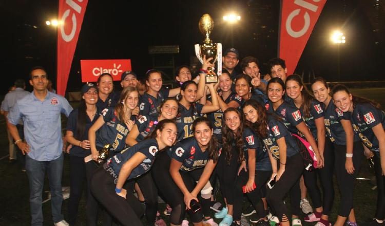 Las jugadoras de las Owls celebran la conquista de su título. Cortesía