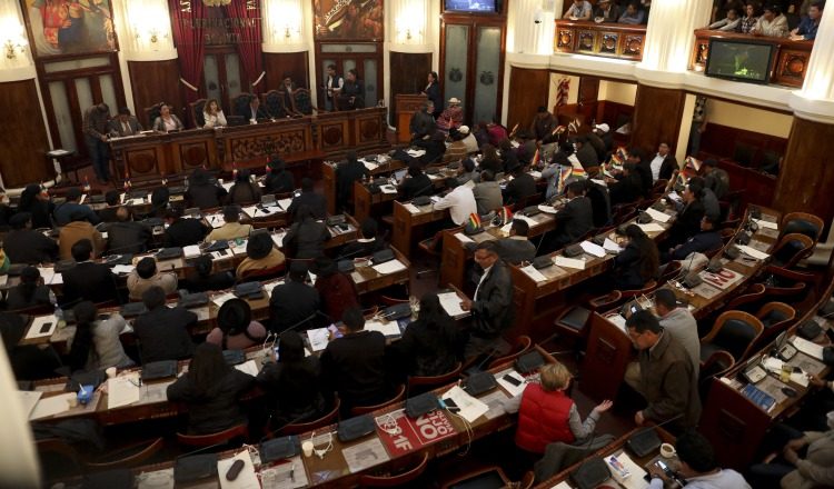 Parlamentarios presentaron también un proyecto para llamar a elecciones. AP