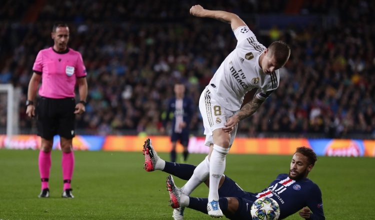 Neymar del PSG con una barrida ante Toni Kroos. AP