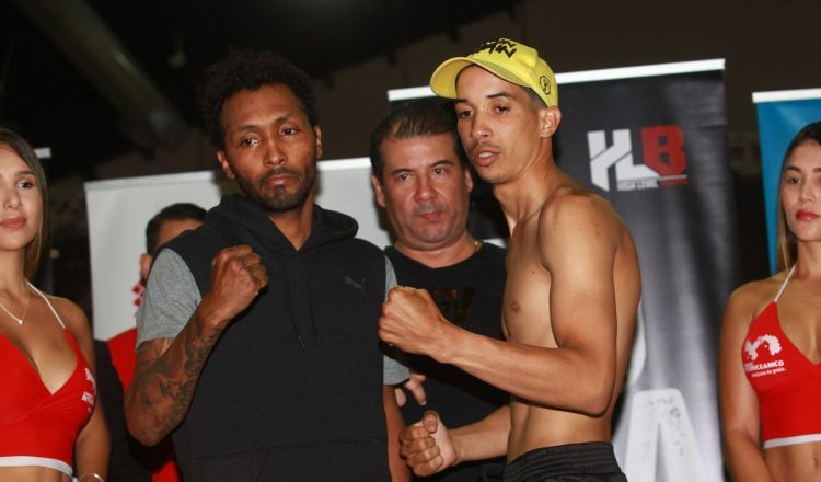 Anselmo "Chemito" Moreno (izq.) y el venezolano Luis Niño durante el pesaje, realizado ayer. Anayansi Gamez