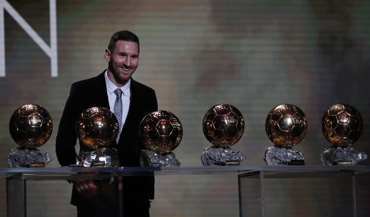 Leo Messi recibió la distinción que anualmente entrega la revista especializada "France Football". Foto AP