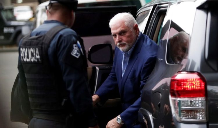 El equipo legal del expresidente Ricardo Martinelli ha manifestado que estas personas denunciadas se han dedicado a denigrar la imagen de su defendido. Archivo