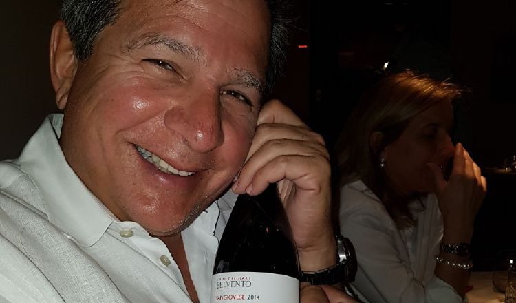Foto de "Popi" Varela con un vino etiquetado con la figura de una Tortuga, enviada por Alemán.