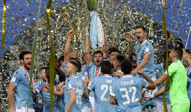 Los jugadores de Lazio celebran su nuevo título. Foto EFE