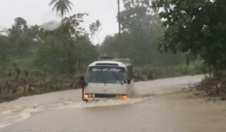 Calles anegadas dejaron las lluvias que llevan tres días en la provincia de Bocas del Toro. Diómedes Sánchez