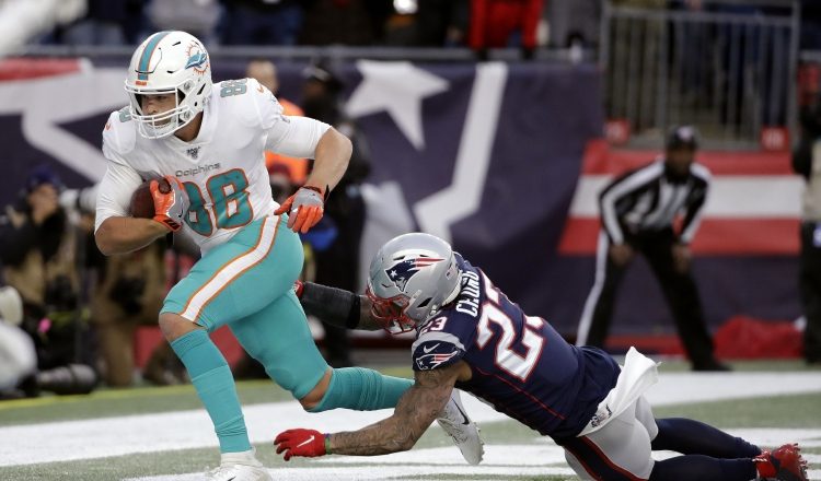 Mike Gesicki anotó en el triunfo de Miami. Foto AP