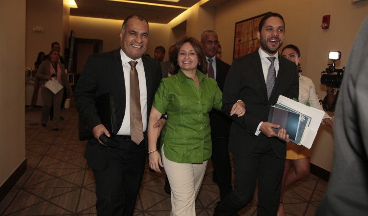 Kenia  Porcell junto a Rolando Rodríguez (izq.) y David Díaz, secretario y subsecretario general del Ministerio Público, respectivamente.   Foto Víctor Arosemena