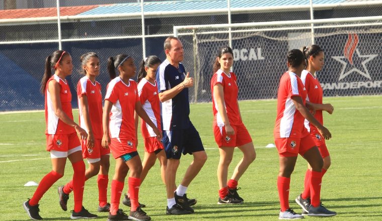 Kenneth Zseremeta durante el entrenamiento en el Cascarita Tapia. Foto Anayansi Gamez