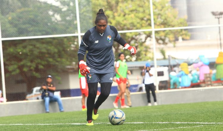 Yenith Bailey durante el entrenamiento de la Selección Femenina de Fútbol de Panamá en el "Cascarita" Tapia. Foto Anayansi Gamez