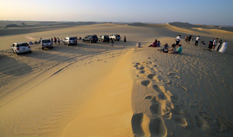 1. Turistas de visita en el oasis de Siwa, Egipto, cerca de la frontera con Libia.