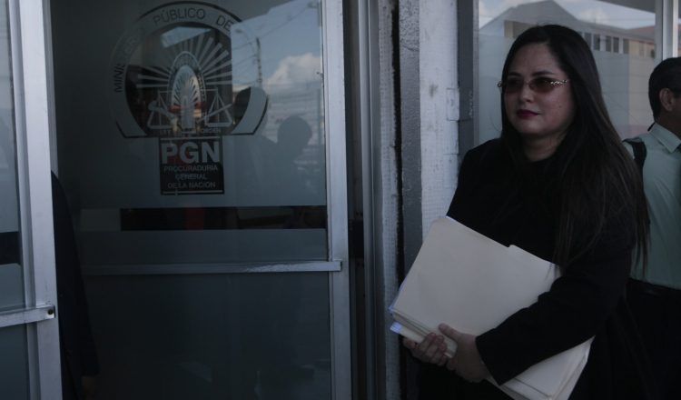 La diputada se apersonó a la Fiscalía Metropolitana. Víctor Arosemena