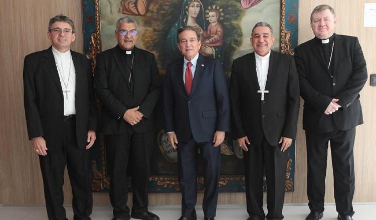 Laurentino Cortizo en compañía de los obispos.
