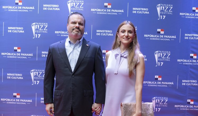 1. Gabriel González y Carmen Castro.