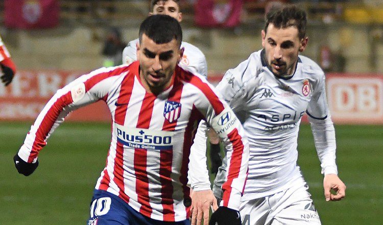El delantero argentino del Atlético de Madrid, Ángel Correra (i), conduce el balón ante el jugador de la Cultural Leonesa, Julén Castañeda. Foto:EFE