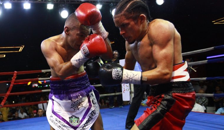 Carlos "La Arañita" Ortega ante el colonense Johnny Garay. Foto: Anayansi Gamez 
