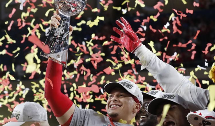 1. Patrick Mahomes de los Chiefs alza el trofeo de campeón Vince Lombardi.