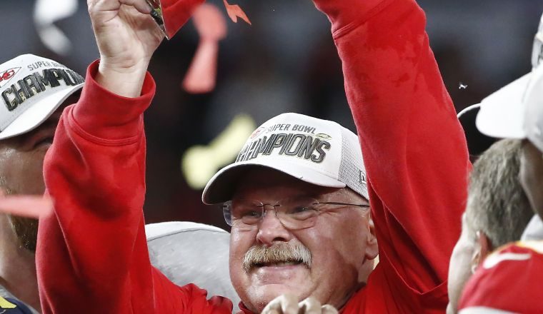 5. Andy Reid coach de los Chiefs, levanta el trofeo Vince Lombardi.