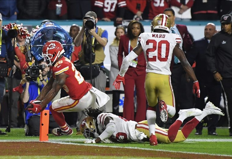 6. Damien Williams corre para anotar un touchdown contra los 49ers.