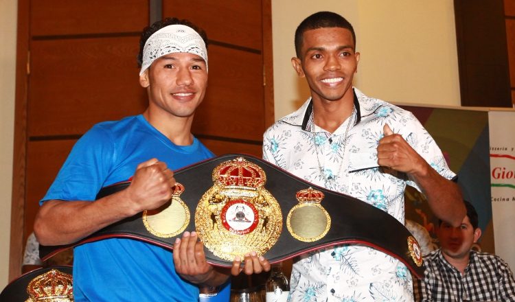 Luis'El Nica' Concepción (izq.) y Rober Barrera disputarán el título interino mosca. Anayansi Gamez