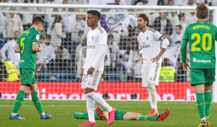 La defensa del Real Madrid quedó exhibida luego de permitir cuatro anotaciones. EFE