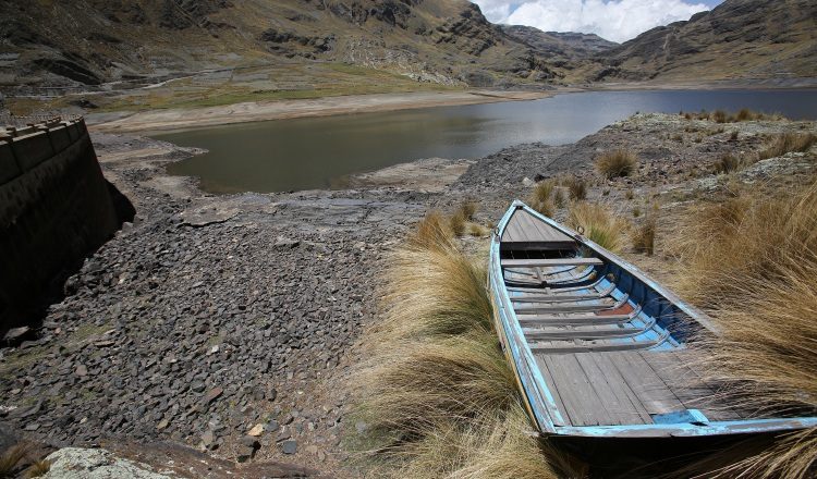 Represa de Hampaturi,Bolivia, e n estado de sequía, lo que provocó racionamientos de agua.