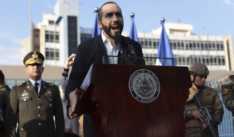 El presidente de El Salvador, Nayib Bukele, acompañado por las fuerzas armadas. FOTO/AP