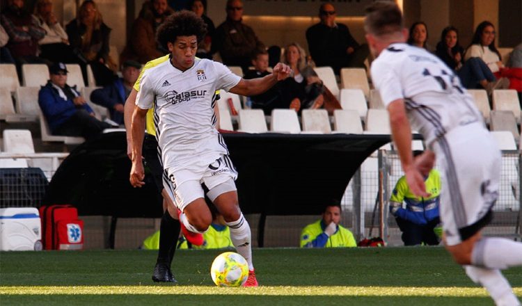 Adalberto "Coco"  Carrasquilla conduce el balón para Cartagena. Foto: Tomada de Sportcartagena