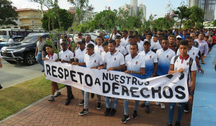 Futbolistas en su marcha ayer rumbo a la Presidencia. Foto: Tomada de Sporting
