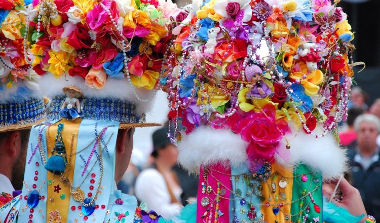 1.  Detalle del sombrero de unas "madamas" en el "entroido" de Cobres, en Pontevedra.