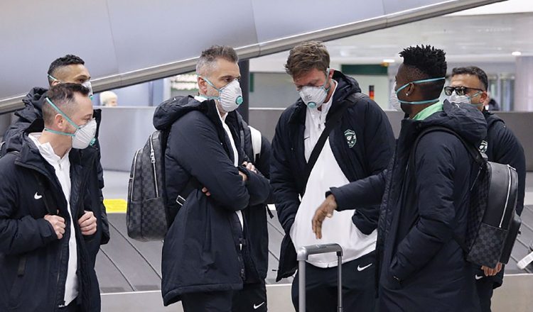 Jugadores de fútbol del equipo búlgaro Ludogorets con máscaras. AP