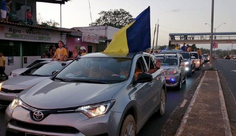 Caravana que acompañó a los peloteros. Foto Thays Domínguez