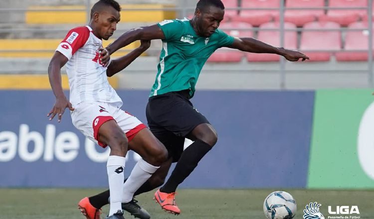 Jiovany Ramos (izq.) del San Francisco marca Ruben Barrow de Costa del Este. Foto:LPF