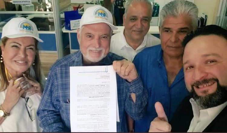 Martinelli, al momento de entregar el memorial, junto a Alma Cortés, Luis Eduardo Camacho, José Raúl Mulino y Francisco Ameglio, hijo.  Cortesía