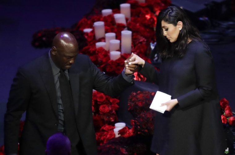 Vanessa Bryant es ayudada a salir por el ex jugadorMichael Jordan durante el homenaje a Kobe Bryant y su hija . . Foto: AP