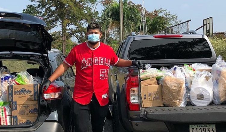 Barría lideró la entrega de las bolsas.