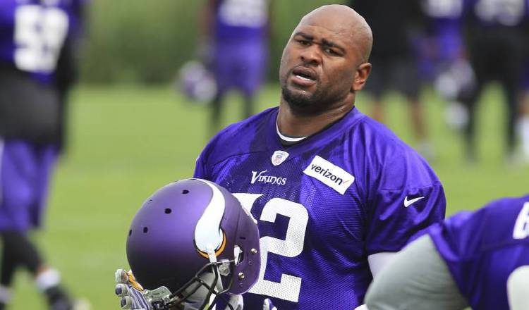 Johnson fue absuelto en el 2015 de dos cargos de delito menor. AP