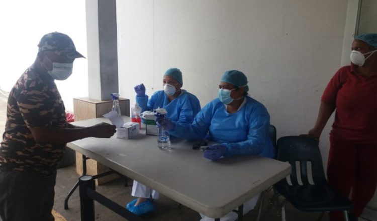 En Panamá una persona contagiada puede infectar a otras dos.