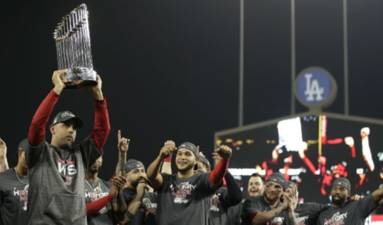 Alex Cora (izq.I) expiloto de los Medias Rojas fue suspendido. Foto:AP